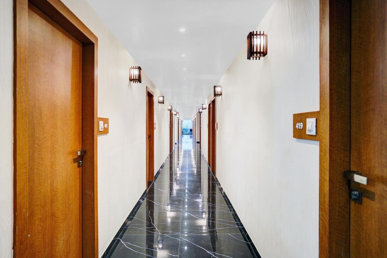 Townhouse Oak Hotel Vaibhav Сурат Екстериор снимка