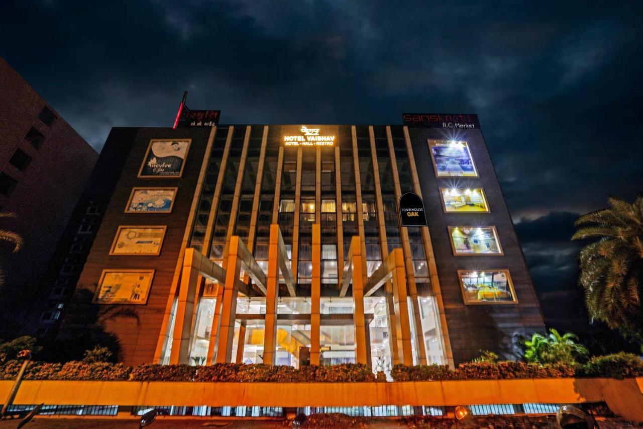 Townhouse Oak Hotel Vaibhav Сурат Екстериор снимка