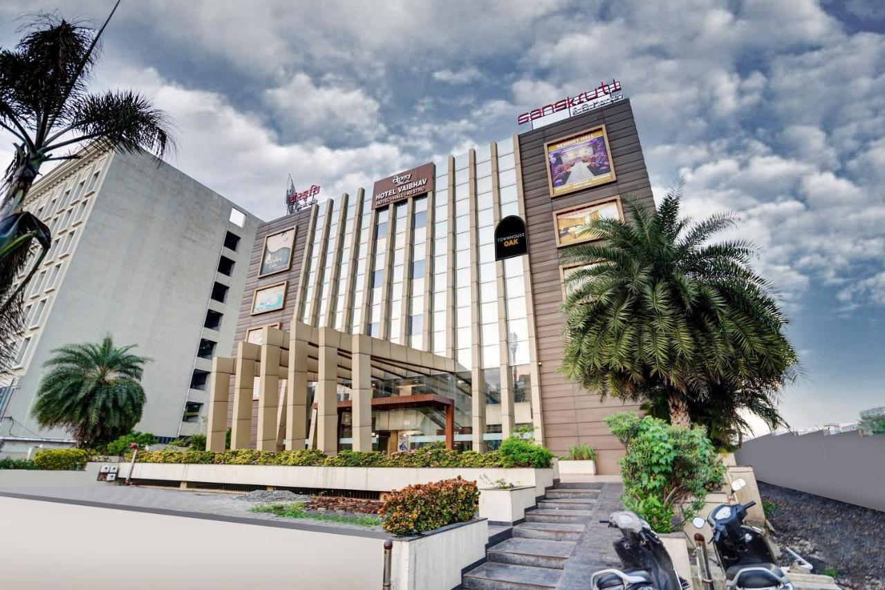 Townhouse Oak Hotel Vaibhav Сурат Екстериор снимка