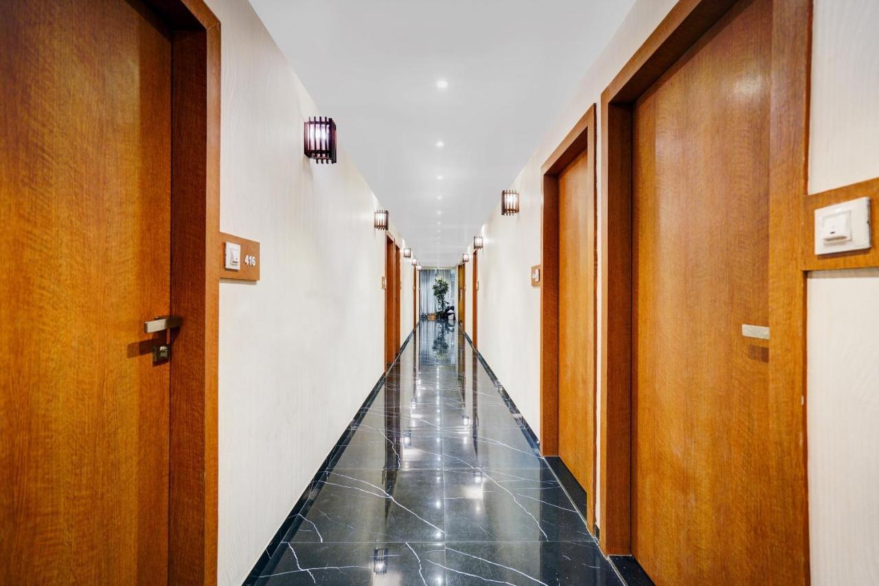 Townhouse Oak Hotel Vaibhav Сурат Екстериор снимка