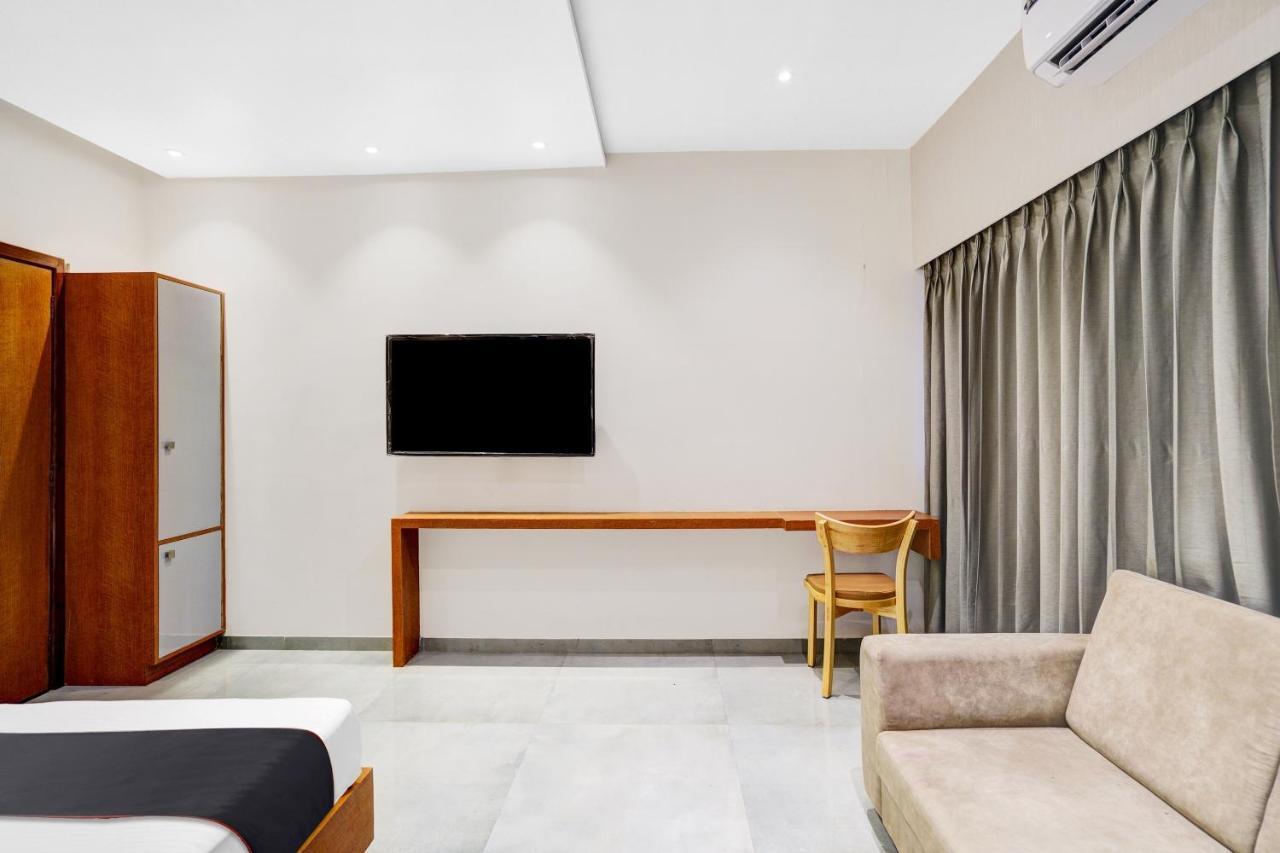 Townhouse Oak Hotel Vaibhav Сурат Екстериор снимка