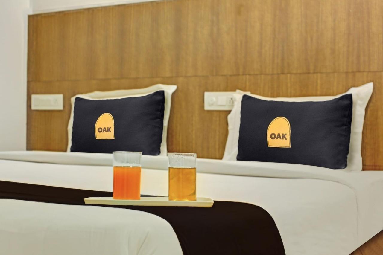 Townhouse Oak Hotel Vaibhav Сурат Екстериор снимка