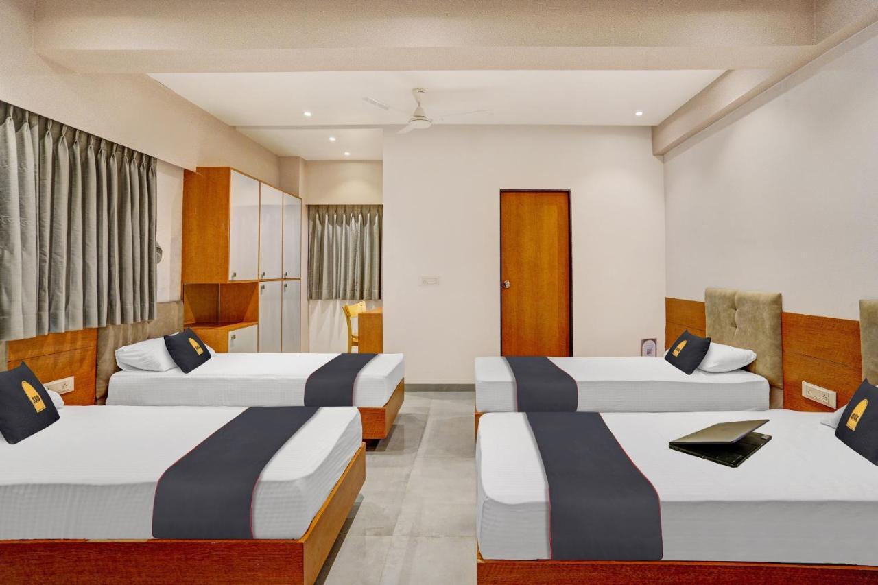 Townhouse Oak Hotel Vaibhav Сурат Екстериор снимка