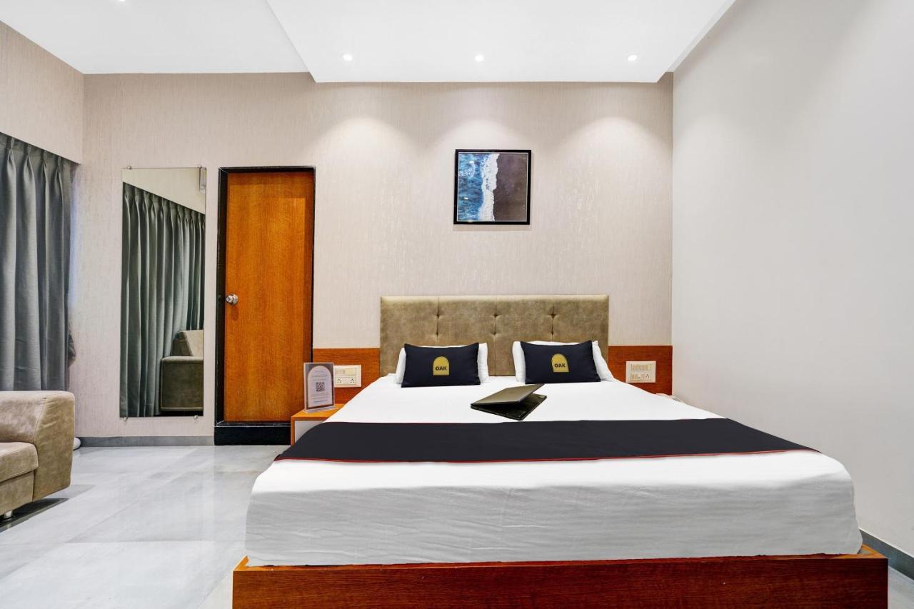 Townhouse Oak Hotel Vaibhav Сурат Екстериор снимка