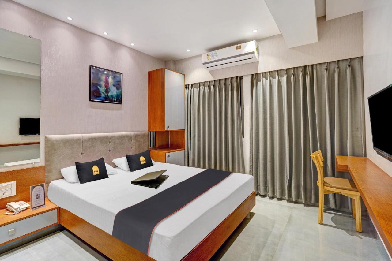 Townhouse Oak Hotel Vaibhav Сурат Екстериор снимка