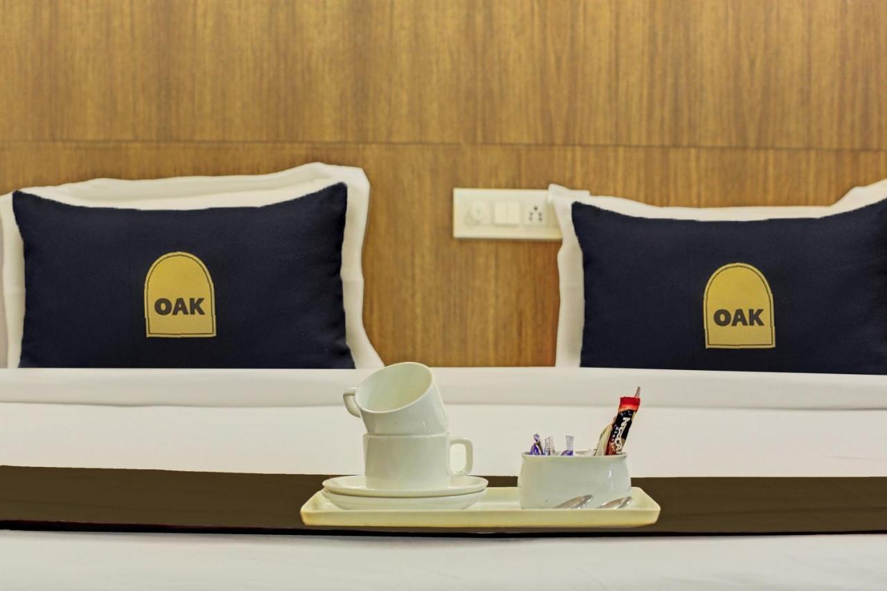 Townhouse Oak Hotel Vaibhav Сурат Екстериор снимка