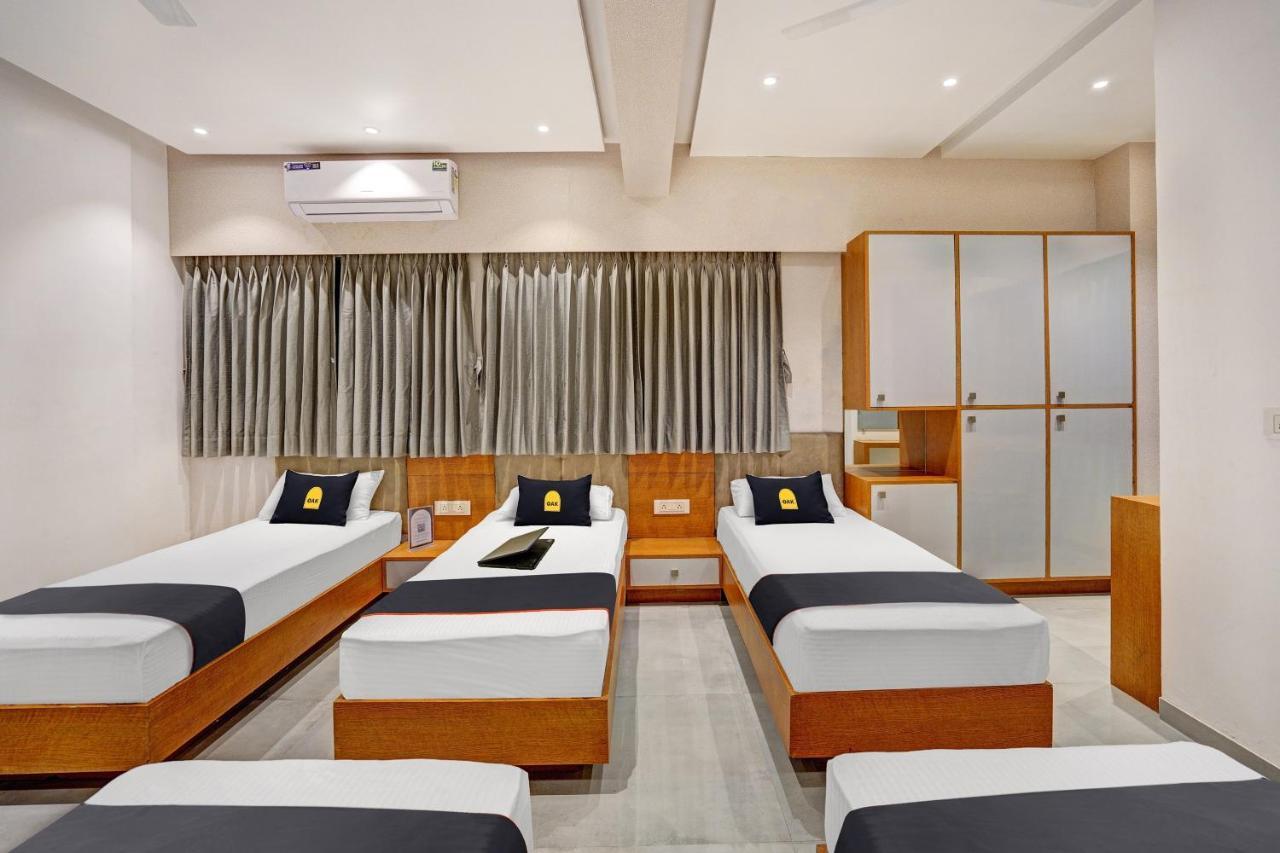 Townhouse Oak Hotel Vaibhav Сурат Екстериор снимка